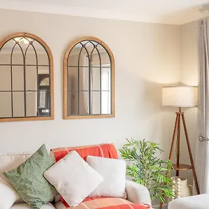  Holiday home Pottery Place, Huddersfield, Sleeps 7