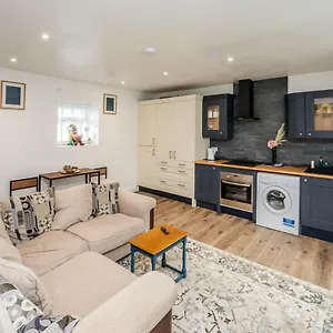  Holiday home The Cosey Tucked-away 2 Or 3 Bedroom Options
